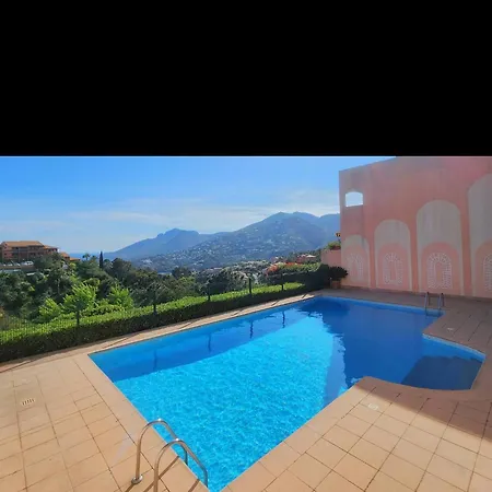 Vue Et Piscine